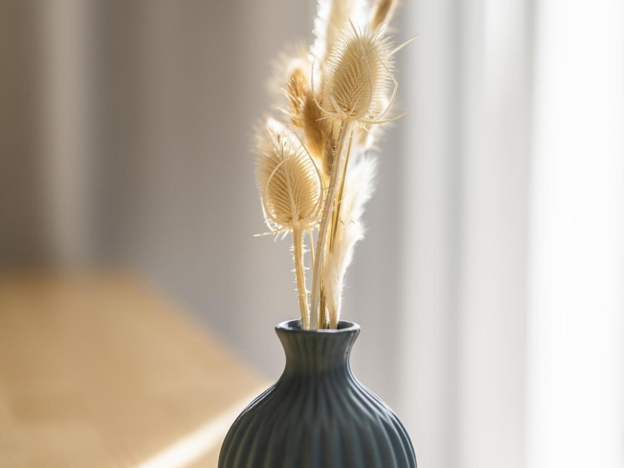 Отель A-Rosa Travemuende Любек Экстерьер фото Dried Lagurus in a vase