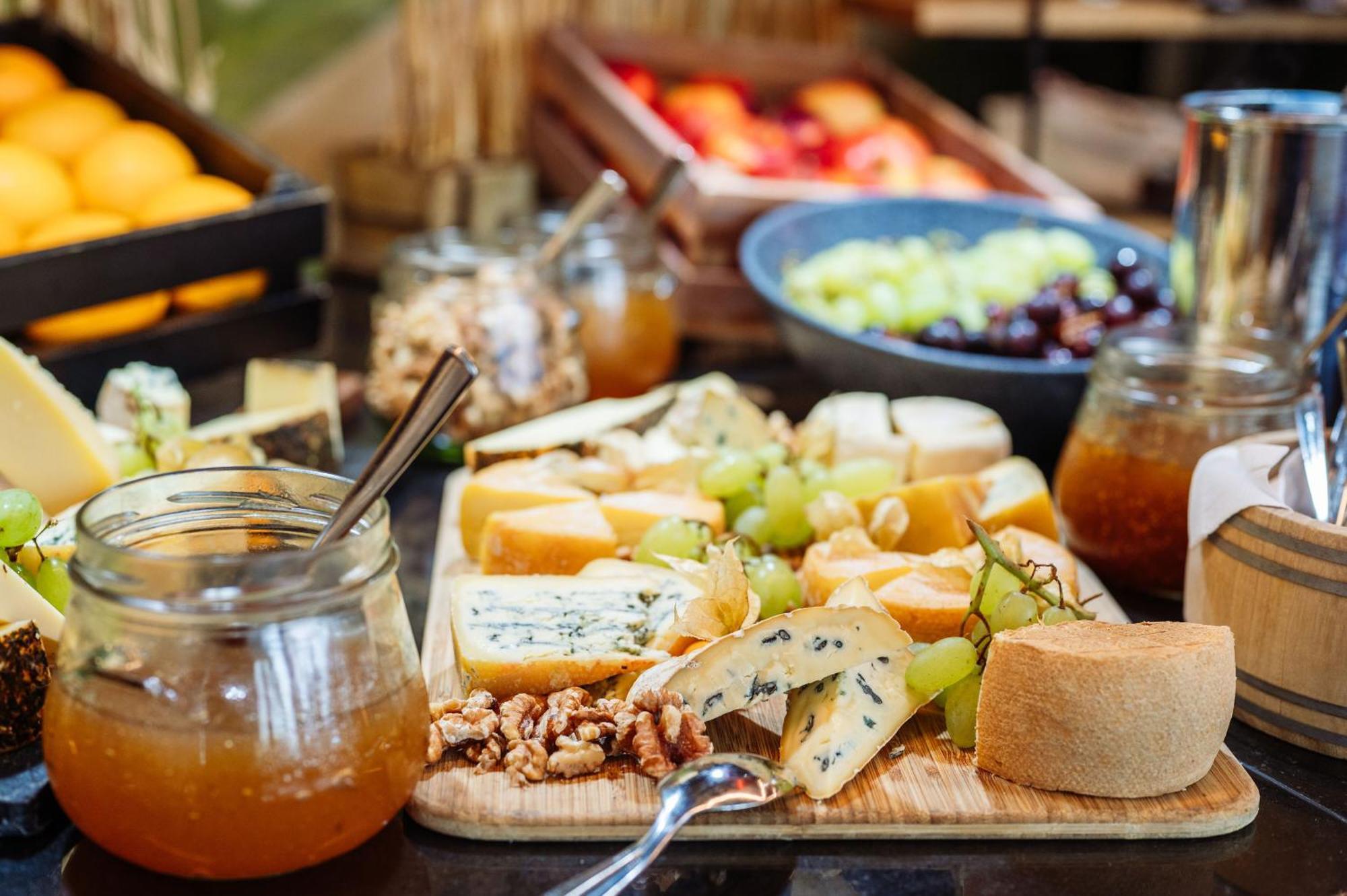 Отель A-Rosa Travemuende Любек Экстерьер фото Cheese and fruit