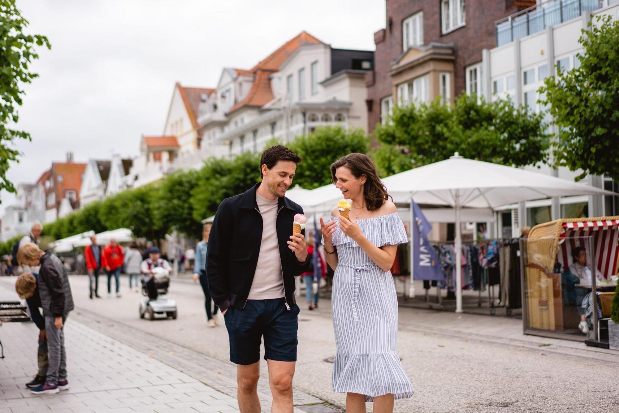 Отель A-Rosa Travemuende Любек Экстерьер фото People eating ice cream in Søndervig