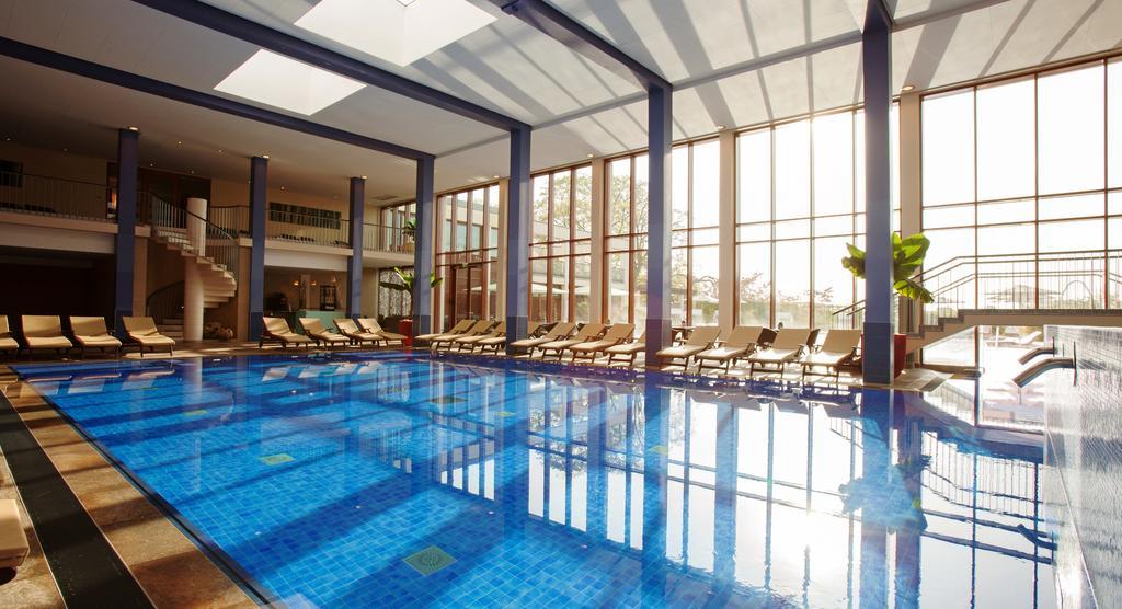 Отель A-Rosa Travemuende Любек Экстерьер фото The swimming pool at the hotel