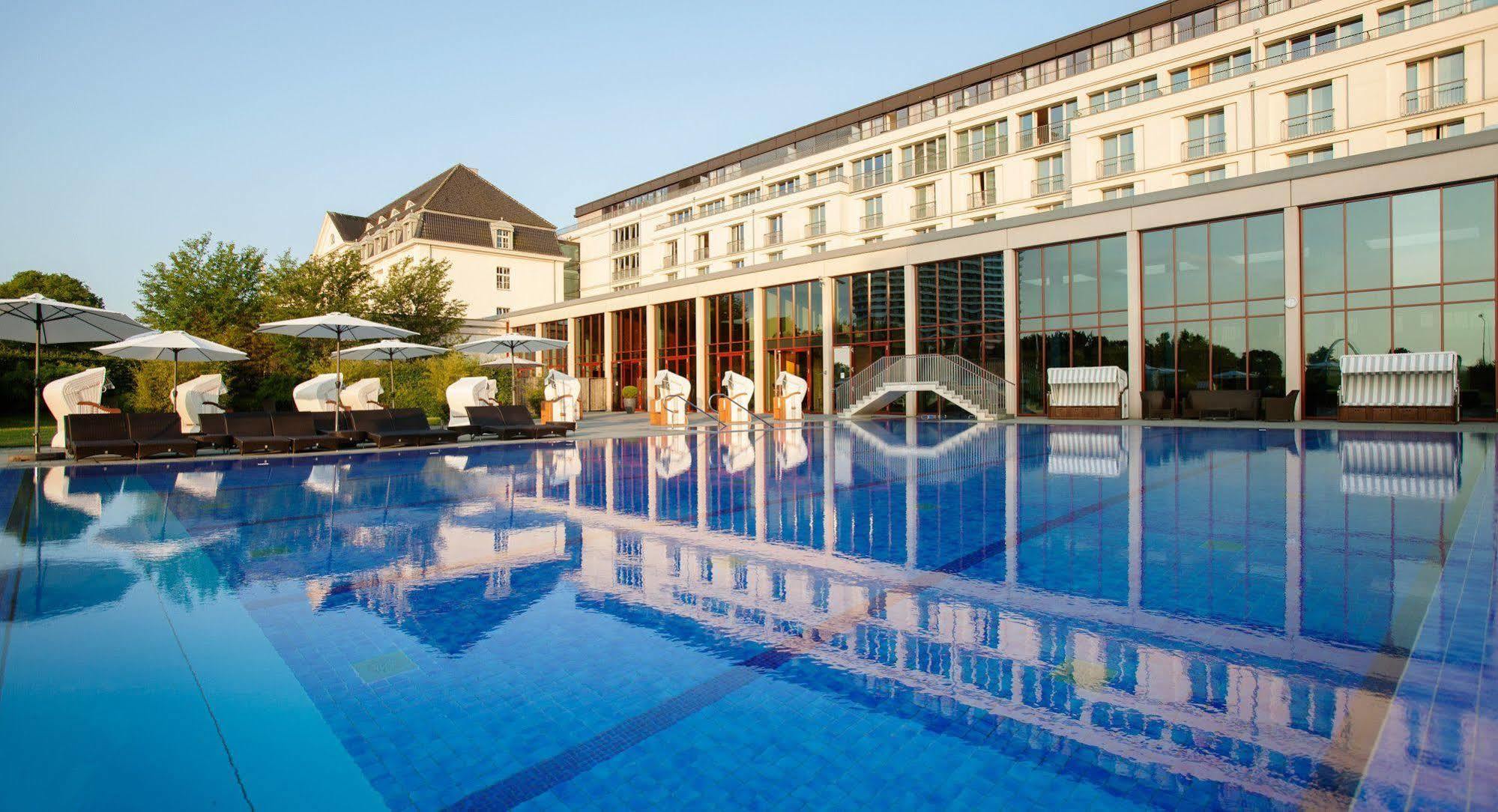 Отель A-Rosa Travemuende Любек Экстерьер фото The Hotel